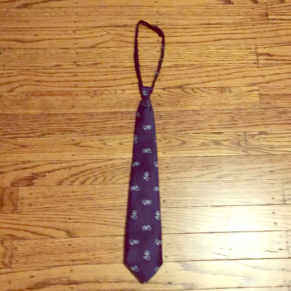 Small tie. navy blue and it is Velcro to tighten